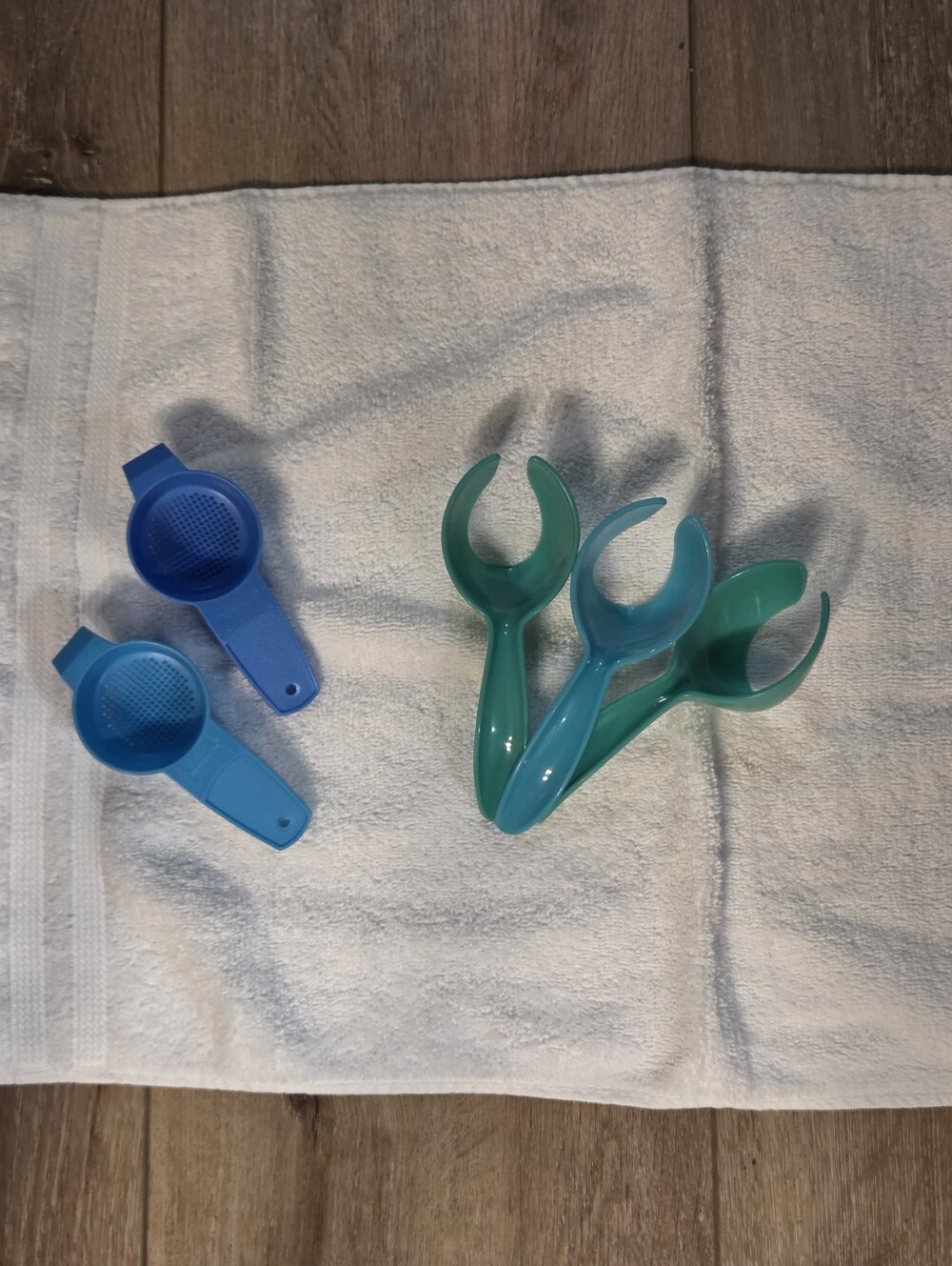 Vintage Tupperware Gadget Lot - 3 Egg Lifters Scoops 1334 & 2 Mini Sifters 879